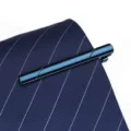 Vue rapprochée détaillée de pince à cravate homme en métal avec cravate rayée bleue - Bleu saphir