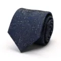 Dettaglio ravvicinato di una cravatta in seta blu con motivo paisley, elegante accessorio uomo. - Cravatta Annodata a Mano Paisley / Blu scuro