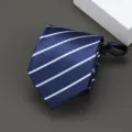 Detalle de la corbata de rayas azul marino con cremallera, textura de tela clara. - Estilo Rayado Diagonal (A059) / 8cm / Azul marino