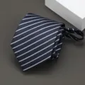 Corbata clásica de rayas con cremallera para traje formal, vista detallada del accesorio de moda. - Estilo Rayado Diagonal (W2) / 8cm / Azul marino