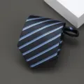 Corbata de rayas clasica de negocios preanudada con cremallera para traje profesional - Estilo Rayado Diagonal (W15) / 8cm / Azul marino