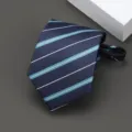 Vista detallada de una elegante corbata a rayas con cremallera en color azul marino. - Estilo de Rayas Diagonales / 8cm / Azul marino