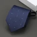 Corbata con cremallera azul oscura con patron geometrico tejido y sutiles detalles blancos. - Estilo de Lunares Ondulados / 8cm / Azul marino
