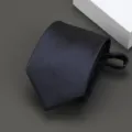 Primer plano detallado de la corbata a rayas azul oscuro, con textura fina y práctica cremallera. - Estilo Rayado de Meteoro / 8cm / Azul marino