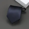 Detalle de corbata con cremallera a rayas azul oscuro, primer plano profesional de negocios. - Estilo de Patrón de Líneas Finas / 8cm / Azul marino