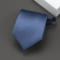 Vista detallada de una elegante corbata azul a rayas con práctico cierre de cremallera. - Estilo de Patrón de Líneas Finas / 8cm / Azul