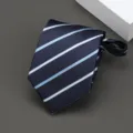 Corbata de rayas azul marino con cremallera para traje de hombre, vista detallada. - Estilo de rayas azules y blancas / 8cm / Azul
