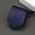 Detalle de corbata con cremallera a rayas azul oscuro, corbata slim para traje formal. - Estilo Rayado Oscuro / 8cm / Azul
