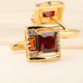 Boutons de manchette carrés dorés exquis avec des cristaux rouges pour chemises élégantes. - Carré Creux Strass Rouge