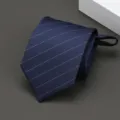 Primer plano de una corbata con cremallera a rayas azul marino mostrando la textura. - Estilo de Rayas Diagonales / 8cm / Azul