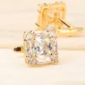 Boutons de manchette carres en cristal dore detail gros plan pour chemise homme habillee - Or Brillant Cristal Blanc