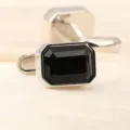 Gros plan détaillé d'un bouton de manchette élégant avec pierre noire pour chemise. - Grand Cristal Noir