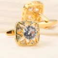Vue détaillée de boutons de manchette carrés dorés de luxe avec oxydes de zirconium scintillants. - Or Strass Rond