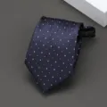 Corbata clásica con cremallera azul oscura con sutiles puntos geométricos púrpuras para negocios. - Estilo Pata de Gallo / 8cm / Color Oscuro
