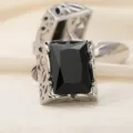 Boutons de manchette français en métal argenté classique avec une pierre noire élégante. - Pierre Noire à Facettes