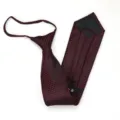 Corbata con cremallera para hombre, negra y roja con patrón geométrico, preanudada para oficina. - Corbata Preanudada con Cremallera / 8cm / Modelo H023