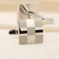 Élégants boutons de manchette carrés pour chemise homme, finition métallique géométrique. - Grand Carreau Argent