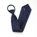 Corbata azul oscura con cremallera para hombre de negocios preatada con rayas blancas finas. - Corbata Preanudada con Cremallera / 8cm / Meteoro Azul