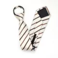 Corbata con cremallera y rayas diagonales marrones, elegante para traje formal de hombre. - Corbata Preanudada con Cremallera / 8cm / Rayas Champaña