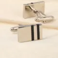 Boutons de manchette rectangulaires en metal argente avec rayures noires pour homme - Élite des Affaires