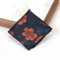 Detailopname van retro bloemen pochet voor herenpak, elegante zijden mode-accessoire display. - Oranje Panorama Borstzakdoek