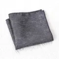Detailopname van een donkergrijze, getextureerde pochet, geschikt voor formele pakken. - Mist Weven Spoor