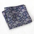 Stijlvol heren pochette met vintage bloemenprint, elegante zijde-look zakdoek voor formele kostuums. - Blauw Mist Paars Roos