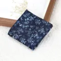 Gedetailleerd overzicht van een donkerblauwe heren-pochet met retro bloemenprint. - Egeïsche Golf Marineblauw Borstzakdoek