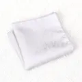 Detailweergave van de zilveren heren pochet voor pakken, elegant formeel accessoire voor zaken. - Zachte Wolk Lichtgrijs