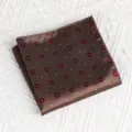 Bruine zijden pochet met delicaat bloemmotroon, elegant pakaccessoire voor heren. - Goudbruin Jacquard