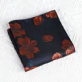 Detail van heren pochet met vintage bloemenprint in marineblauwe zijde, stijlvol accessoire - Oranje Landschap