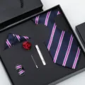 Coffret cadeau cravate homme rayée bleu avec boutons de manchette, pince à cravate et broche. - Rayure Violette