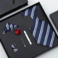 Ensemble cravate rayée bleu marine pour homme avec pochette boutons de manchette affaires. - B16 Double Rayure Bleue Ensemble Coffret