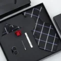 Coffret cadeau cravate homme 6 pièces élégant motif carreaux bleus pour mariage et costume business. - T-19 Affaires Carreaux Noirs Ensemble Coffret
