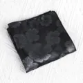 Zwarte heren pochet met retro bloemenpatroon, elegante zijde-look zakdoek voor formeel pak. - Inktstijl