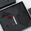 Set ανδρικής γραβάτας ριγέ μαύρης με μαντίλι δώρο για κοστούμι και μανπετόκουμπα - Маύρο με Ασημένια Λεπτή Ρίγα