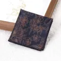 Donkerblauwe heren pochet met vintage bloemenprint in koperkleur voor pak accessoires. - Late Nacht Gouden Tak Borstzakdoek