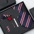 Ensemble cravate costume homme boîte classique bleu marine rayé rouge pochette boutons de manchette - T-56 Fond Bleu Rayure Rouge Ensemble Coffret