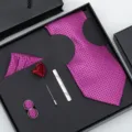 Coffret Cadeau Cravate Homme Carreaux Magenta avec Pochette Boutons de Manchette Pince - T58 Floral Pourpre Romantique Ensemble Coffret
