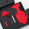 Vue détail du set de cravate rouge pour homme avec pochette et boutons de manchette. - H12 Ensemble Coffret