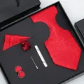 Vue détaillée du set de cravate rouge pour homme avec motif cachemire, pochette et coffret cadeau. - H05 Ensemble Coffret