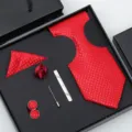 Élégant ensemble de cravate à carreaux rouges avec pochette boutons de manchette et boîte. - H19 Ensemble Coffret