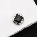 Vue détaillée d'un bouton de manchette homme élégant avec pierre centrale foncée. - Diamant Romantique Étoilé Argent