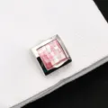 Boutons de manchette carrés en nacre rose mosaïque gros plan sur manchette de chemise - Coquillage Rose