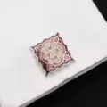 Vue détaillée de manchette élégante en métal et émail, accessoire pour chemise d'affaires. - Rose Classique