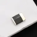 Gros plan détaillé de bouton de manchette rectangulaire en métal avec insert noir chemise - Émail de Haute Qualité