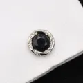 Vue détaillée de boutons de manchette pour homme avec grès bleu et strass étincelants. - Ciel Étoilé Vaste Argent