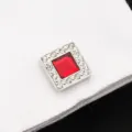 Détail exquis de bouton de manchette carré en cristal rouge et strass pour chemise formelle. - Cristal Carré Rouge