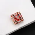Gros plan détaillé de boutons de manchette carrés en cristal rouge avec monture dorée. - Or Brillant Cristal Rouge