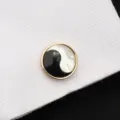 Gros plan détail de bouton de manchette chemise française d'affaires avec motif yin-yang. - Coquillage Bagua Or